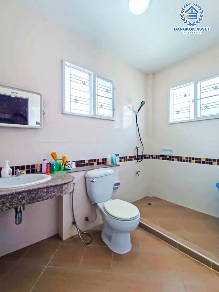 บ้านเดี่ยวมือสอง โครงการ อาภากร3 พุทธมณฑลสาย4 เนื้อที่ 74 ตร.ว. ฟังก์ชัน 5 ห้องนอน 4 ห้องน้ำ 2 ที่จอดรถ ภายในสภาพสวยสไตล์โมเดิร์น บนทำเลเดินทางสะดวก เชื่อมต่อถนนพุทธมณฑลสาย4 ถนนศาลายา-บางภาษี, ถนนศาลายา-จงถนอม จุดขึ้นทางด่วน "ศรีรัช"