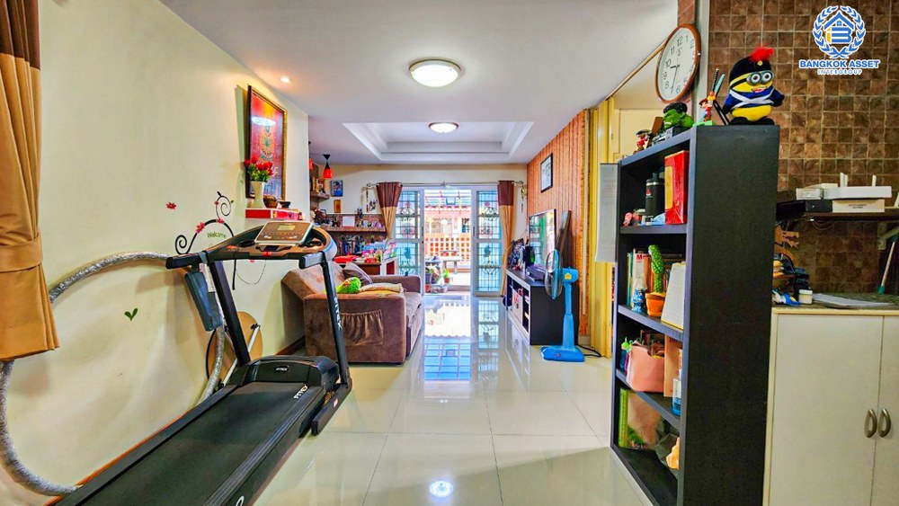 *****บ้านเดี่ยวมือสอง โครงการ ซื่อตรง สาริน เนื้อที่ 52.50 ตร.ว. ฟังก์ชัน 3 ห้องนอน 2 ห้องน้ำ 2 ที่จอดรถ บ้านหลังใหญ่โซนชานเมือง มีความเป็นส่วนตัวสูง ภายในมีพื้นที่ใช้สอยกว้างขวาง แถมฟรี! เครื่องปรับอากาศ บนทำเลเดินทางสะดวก เชื่อมต่อถนนเอกชัย ถนนวงแหวนรอบนอก จองเลย!