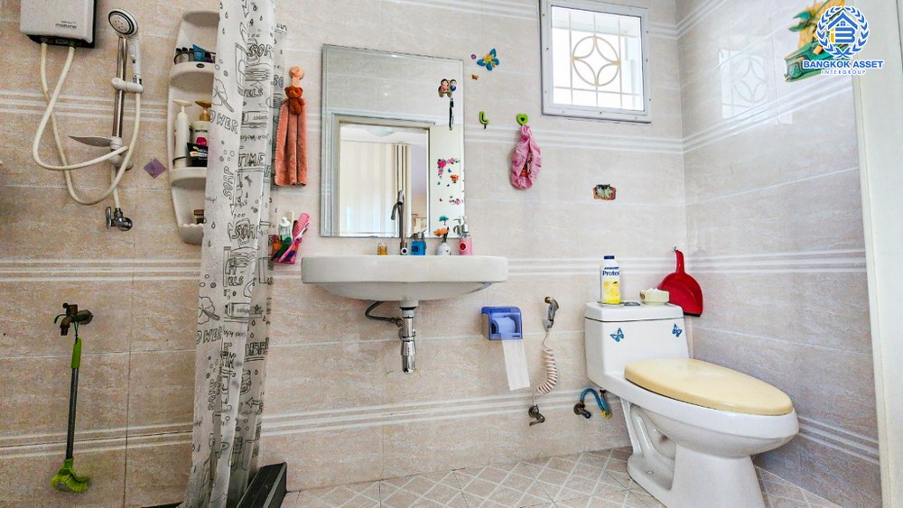 *****บ้านเดี่ยวมือสอง โครงการ ซื่อตรง สาริน เนื้อที่ 52.50 ตร.ว. ฟังก์ชัน 3 ห้องนอน 2 ห้องน้ำ 2 ที่จอดรถ บ้านหลังใหญ่โซนชานเมือง มีความเป็นส่วนตัวสูง ภายในมีพื้นที่ใช้สอยกว้างขวาง แถมฟรี! เครื่องปรับอากาศ บนทำเลเดินทางสะดวก เชื่อมต่อถนนเอกชัย ถนนวงแหวนรอบนอก จองเลย!