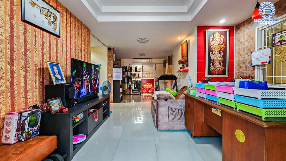 *****บ้านเดี่ยวมือสอง โครงการ ซื่อตรง สาริน เนื้อที่ 52.50 ตร.ว. ฟังก์ชัน 3 ห้องนอน 2 ห้องน้ำ 2 ที่จอดรถ บ้านหลังใหญ่โซนชานเมือง มีความเป็นส่วนตัวสูง ภายในมีพื้นที่ใช้สอยกว้างขวาง แถมฟรี! เครื่องปรับอากาศ บนทำเลเดินทางสะดวก เชื่อมต่อถนนเอกชัย ถนนวงแหวนรอบนอก จองเลย!