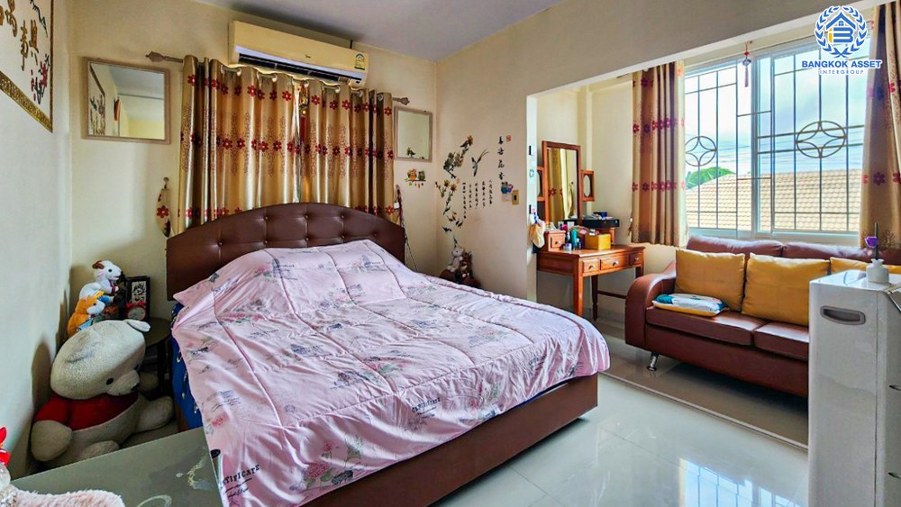 *****บ้านเดี่ยวมือสอง โครงการ ซื่อตรง สาริน เนื้อที่ 52.50 ตร.ว. ฟังก์ชัน 3 ห้องนอน 2 ห้องน้ำ 2 ที่จอดรถ บ้านหลังใหญ่โซนชานเมือง มีความเป็นส่วนตัวสูง ภายในมีพื้นที่ใช้สอยกว้างขวาง แถมฟรี! เครื่องปรับอากาศ บนทำเลเดินทางสะดวก เชื่อมต่อถนนเอกชัย ถนนวงแหวนรอบนอก จองเลย!