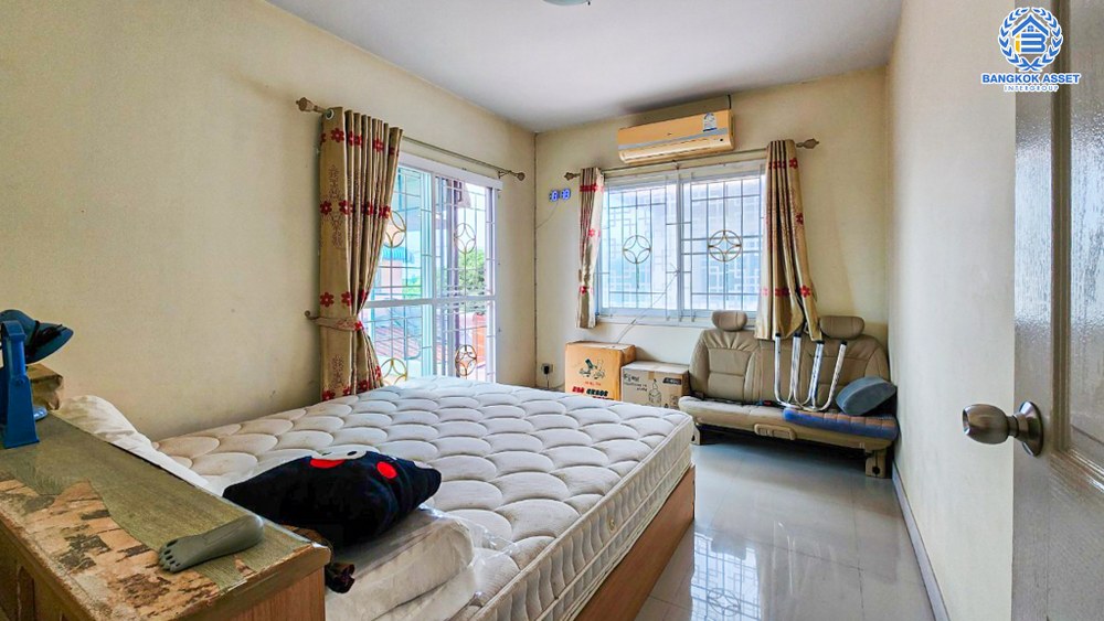 *****บ้านเดี่ยวมือสอง โครงการ ซื่อตรง สาริน เนื้อที่ 52.50 ตร.ว. ฟังก์ชัน 3 ห้องนอน 2 ห้องน้ำ 2 ที่จอดรถ บ้านหลังใหญ่โซนชานเมือง มีความเป็นส่วนตัวสูง ภายในมีพื้นที่ใช้สอยกว้างขวาง แถมฟรี! เครื่องปรับอากาศ บนทำเลเดินทางสะดวก เชื่อมต่อถนนเอกชัย ถนนวงแหวนรอบนอก จองเลย!