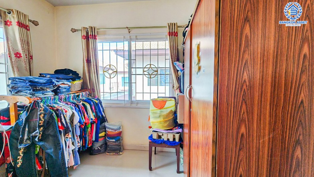 *****บ้านเดี่ยวมือสอง โครงการ ซื่อตรง สาริน เนื้อที่ 52.50 ตร.ว. ฟังก์ชัน 3 ห้องนอน 2 ห้องน้ำ 2 ที่จอดรถ บ้านหลังใหญ่โซนชานเมือง มีความเป็นส่วนตัวสูง ภายในมีพื้นที่ใช้สอยกว้างขวาง แถมฟรี! เครื่องปรับอากาศ บนทำเลเดินทางสะดวก เชื่อมต่อถนนเอกชัย ถนนวงแหวนรอบนอก จองเลย!