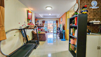 *****บ้านเดี่ยวมือสอง โครงการ ซื่อตรง สาริน เนื้อที่ 52.50 ตร.ว. ฟังก์ชัน 3 ห้องนอน 2 ห้องน้ำ 2 ที่จอดรถ บ้านหลังใหญ่โซนชานเมือง มีความเป็นส่วนตัวสูง ภายในมีพื้นที่ใช้สอยกว้างขวาง แถมฟรี! เครื่องปรับอากาศ บนทำเลเดินทางสะดวก เชื่อมต่อถนนเอกชัย ถนนวงแหวนรอบนอก จองเลย!