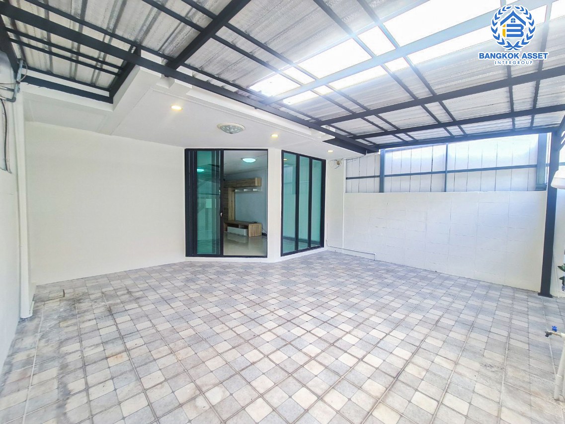 *****ทาวน์เฮ้าส์มือสองกรุงเทพมหานคร หมู่บ้าน ป.ธนานิเวศน์ เสนานิคม 1 เนื้อที่กว้างมากถึง 25 ตร.ว. ฟังก์ชัน 3 ห้องนอน 2 ห้องน้ำ 2 ที่จอดรถ บ้านพร้อมอยู่ แถมฟรี! 3 เครื่องปรับอากาศ 1 เครื่องทำน้ำอุ่น บนทำเลเยี่ยม ใกล้รถไฟฟ้าถึง 2 สายได้แก่ สายสีเขียว "สถานีเสนานิคม" และสายสีน้ำเงิน "สถานีพหลโยธิน"