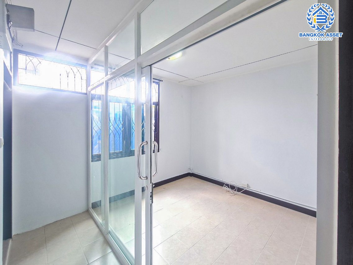 *****ทาวน์เฮ้าส์มือสองกรุงเทพมหานคร หมู่บ้าน ป.ธนานิเวศน์ เสนานิคม 1 เนื้อที่กว้างมากถึง 25 ตร.ว. ฟังก์ชัน 3 ห้องนอน 2 ห้องน้ำ 2 ที่จอดรถ บ้านพร้อมอยู่ แถมฟรี! 3 เครื่องปรับอากาศ 1 เครื่องทำน้ำอุ่น บนทำเลเยี่ยม ใกล้รถไฟฟ้าถึง 2 สายได้แก่ สายสีเขียว "สถานีเสนานิคม" และสายสีน้ำเงิน "สถานีพหลโยธิน"