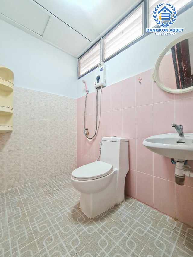 *****ทาวน์เฮ้าส์มือสองกรุงเทพมหานคร หมู่บ้าน ป.ธนานิเวศน์ เสนานิคม 1 เนื้อที่กว้างมากถึง 25 ตร.ว. ฟังก์ชัน 3 ห้องนอน 2 ห้องน้ำ 2 ที่จอดรถ บ้านพร้อมอยู่ แถมฟรี! 3 เครื่องปรับอากาศ 1 เครื่องทำน้ำอุ่น บนทำเลเยี่ยม ใกล้รถไฟฟ้าถึง 2 สายได้แก่ สายสีเขียว "สถานีเสนานิคม" และสายสีน้ำเงิน "สถานีพหลโยธิน"