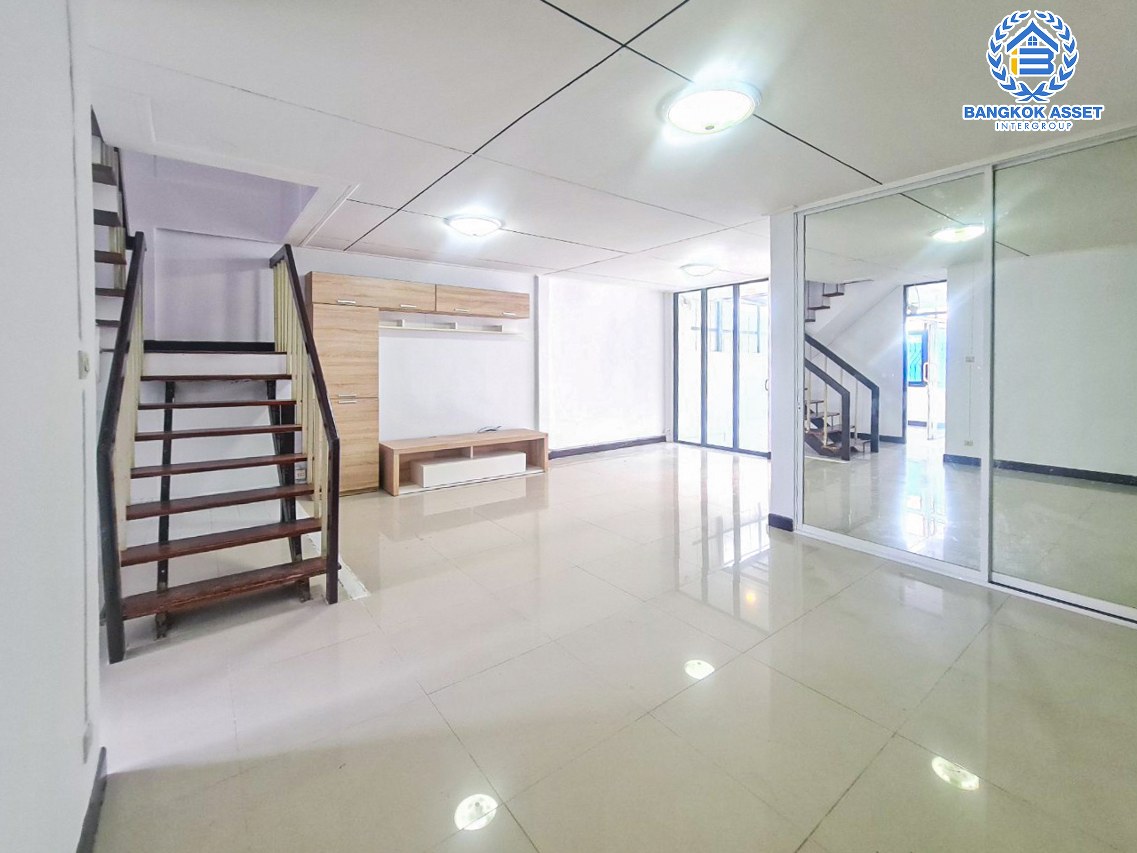 *****ทาวน์เฮ้าส์มือสองกรุงเทพมหานคร หมู่บ้าน ป.ธนานิเวศน์ เสนานิคม 1 เนื้อที่กว้างมากถึง 25 ตร.ว. ฟังก์ชัน 3 ห้องนอน 2 ห้องน้ำ 2 ที่จอดรถ บ้านพร้อมอยู่ แถมฟรี! 3 เครื่องปรับอากาศ 1 เครื่องทำน้ำอุ่น บนทำเลเยี่ยม ใกล้รถไฟฟ้าถึง 2 สายได้แก่ สายสีเขียว "สถานีเสนานิคม" และสายสีน้ำเงิน "สถานีพหลโยธิน"