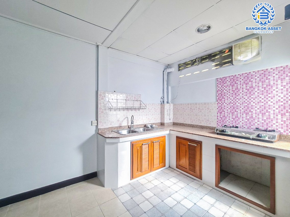 *****ทาวน์เฮ้าส์มือสองกรุงเทพมหานคร หมู่บ้าน ป.ธนานิเวศน์ เสนานิคม 1 เนื้อที่กว้างมากถึง 25 ตร.ว. ฟังก์ชัน 3 ห้องนอน 2 ห้องน้ำ 2 ที่จอดรถ บ้านพร้อมอยู่ แถมฟรี! 3 เครื่องปรับอากาศ 1 เครื่องทำน้ำอุ่น บนทำเลเยี่ยม ใกล้รถไฟฟ้าถึง 2 สายได้แก่ สายสีเขียว "สถานีเสนานิคม" และสายสีน้ำเงิน "สถานีพหลโยธิน"