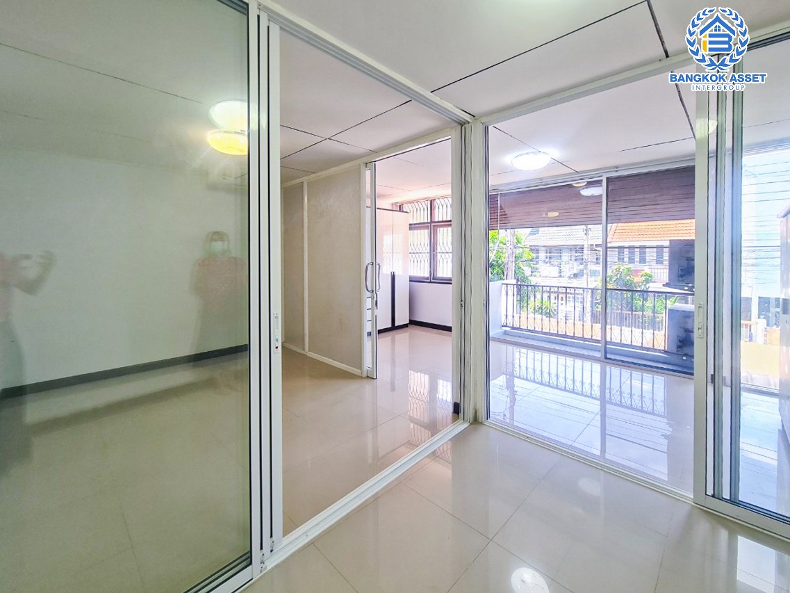 *****ทาวน์เฮ้าส์มือสองกรุงเทพมหานคร หมู่บ้าน ป.ธนานิเวศน์ เสนานิคม 1 เนื้อที่กว้างมากถึง 25 ตร.ว. ฟังก์ชัน 3 ห้องนอน 2 ห้องน้ำ 2 ที่จอดรถ บ้านพร้อมอยู่ แถมฟรี! 3 เครื่องปรับอากาศ 1 เครื่องทำน้ำอุ่น บนทำเลเยี่ยม ใกล้รถไฟฟ้าถึง 2 สายได้แก่ สายสีเขียว "สถานีเสนานิคม" และสายสีน้ำเงิน "สถานีพหลโยธิน"