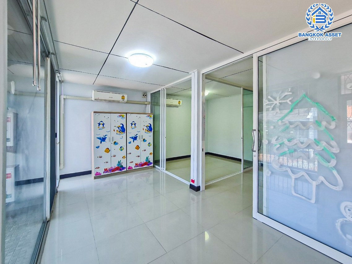 *****ทาวน์เฮ้าส์มือสองกรุงเทพมหานคร หมู่บ้าน ป.ธนานิเวศน์ เสนานิคม 1 เนื้อที่กว้างมากถึง 25 ตร.ว. ฟังก์ชัน 3 ห้องนอน 2 ห้องน้ำ 2 ที่จอดรถ บ้านพร้อมอยู่ แถมฟรี! 3 เครื่องปรับอากาศ 1 เครื่องทำน้ำอุ่น บนทำเลเยี่ยม ใกล้รถไฟฟ้าถึง 2 สายได้แก่ สายสีเขียว "สถานีเสนานิคม" และสายสีน้ำเงิน "สถานีพหลโยธิน"