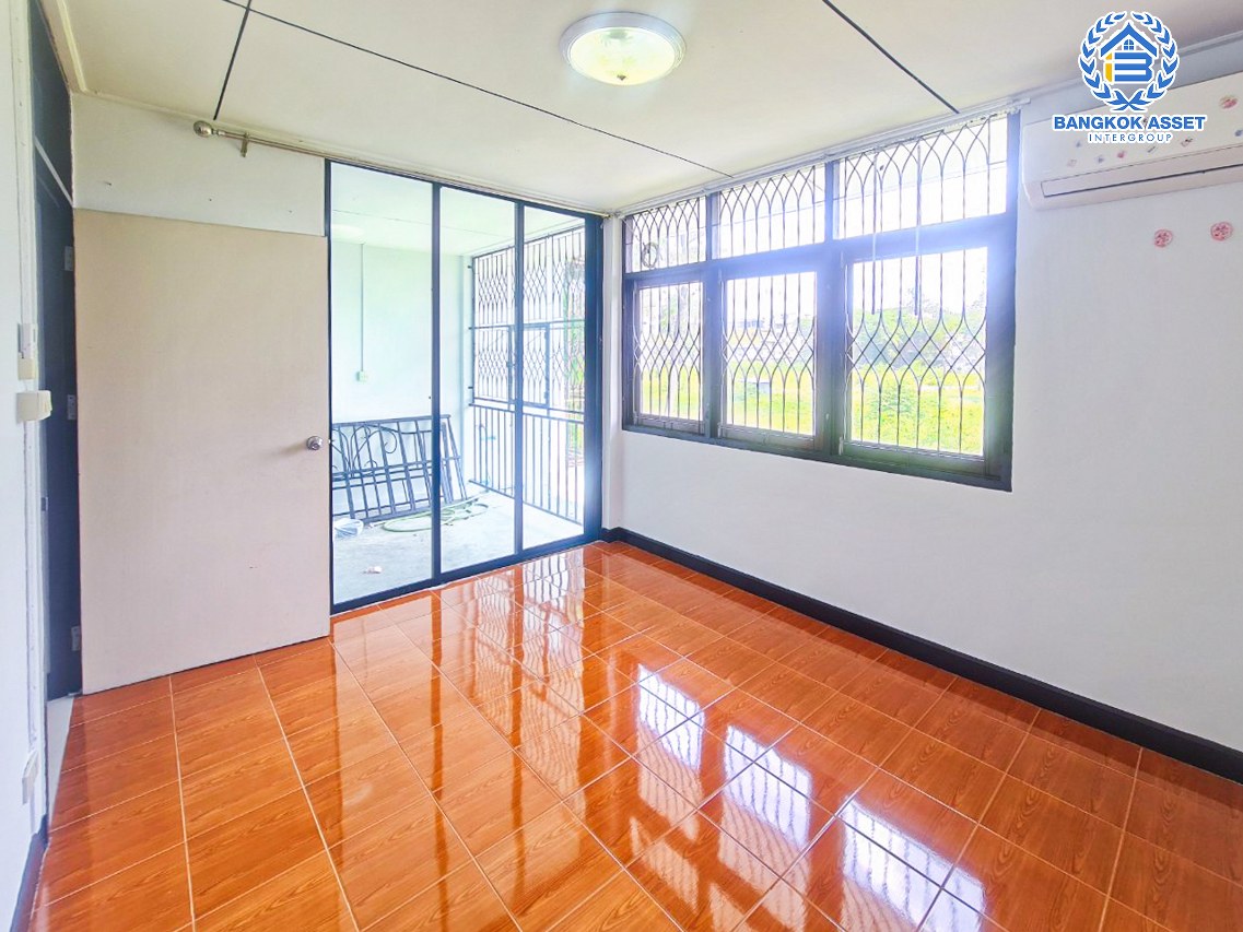 *****ทาวน์เฮ้าส์มือสองกรุงเทพมหานคร หมู่บ้าน ป.ธนานิเวศน์ เสนานิคม 1 เนื้อที่กว้างมากถึง 25 ตร.ว. ฟังก์ชัน 3 ห้องนอน 2 ห้องน้ำ 2 ที่จอดรถ บ้านพร้อมอยู่ แถมฟรี! 3 เครื่องปรับอากาศ 1 เครื่องทำน้ำอุ่น บนทำเลเยี่ยม ใกล้รถไฟฟ้าถึง 2 สายได้แก่ สายสีเขียว "สถานีเสนานิคม" และสายสีน้ำเงิน "สถานีพหลโยธิน"