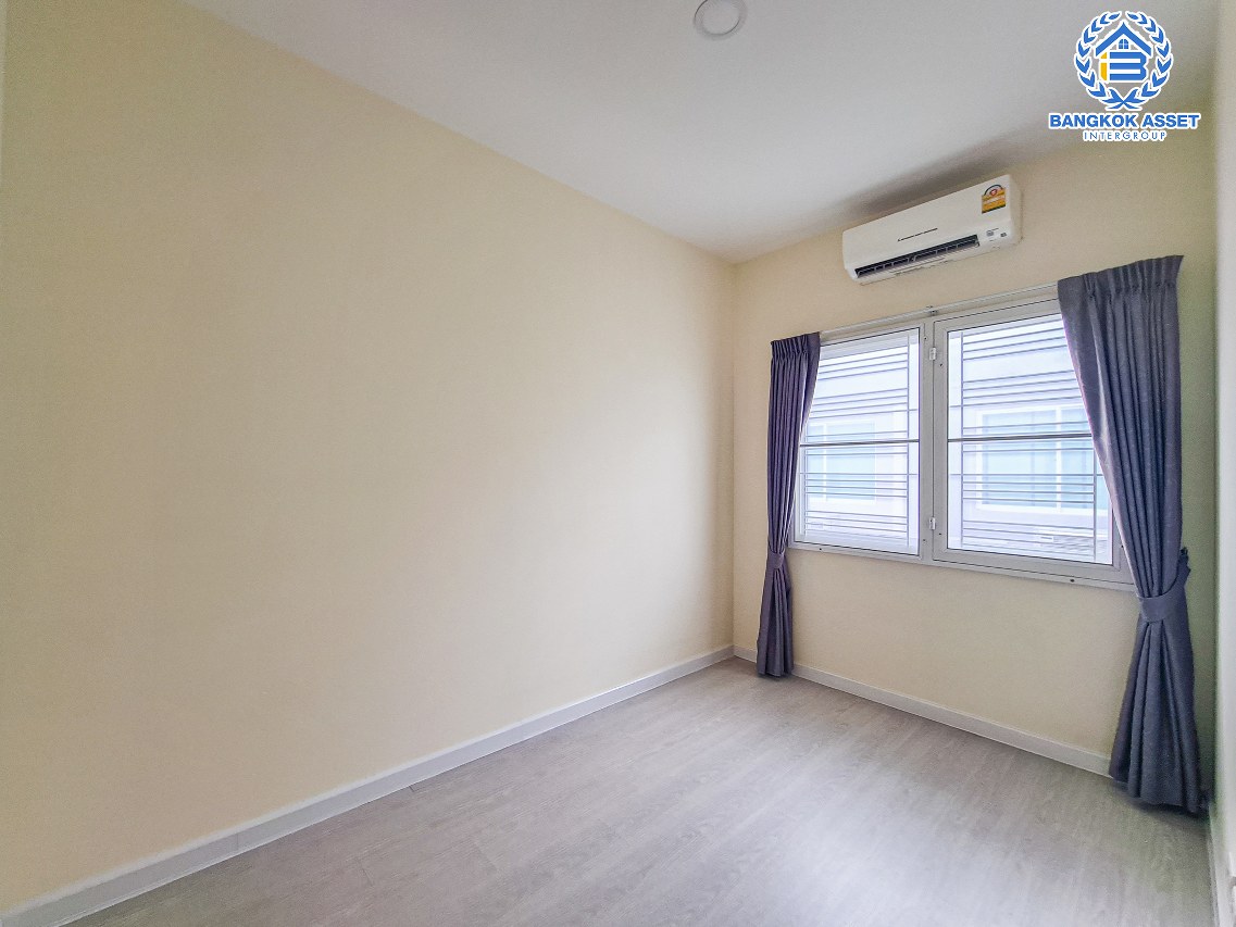 *****ทาวน์เฮ้าส์มือสองนนทบุรี โครงการ เดอะเมทโทร รัตนาธิเบศร์ หลังมุม! เนื้อที่กว้าง 20 ตร.ว. ฟังก์ชัน 3 ห้องนอน 2 ห้องน้ำ 2 ที่จอดรถ บ้านสภาพใหม่ ทำเลดี เชื่อมต่อถนนรัตนาธิเบศร์, ถนนบางกรวย-ไทรน้อย ใกล้โครงการรถไฟฟ้าสายสีม่วง "สถานีไทรม้า" และทางด่วน "งามวงศ์วาน" เดินทางสะดวก