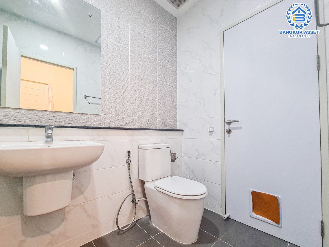 *****ทาวน์เฮ้าส์มือสองนนทบุรี โครงการ เดอะเมทโทร รัตนาธิเบศร์ หลังมุม! เนื้อที่กว้าง 20 ตร.ว. ฟังก์ชัน 3 ห้องนอน 2 ห้องน้ำ 2 ที่จอดรถ บ้านสภาพใหม่ ทำเลดี เชื่อมต่อถนนรัตนาธิเบศร์, ถนนบางกรวย-ไทรน้อย ใกล้โครงการรถไฟฟ้าสายสีม่วง "สถานีไทรม้า" และทางด่วน "งามวงศ์วาน" เดินทางสะดวก