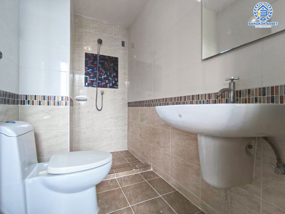 *****ทาวน์เฮ้าส์มือสอง โครงการ กัสโต้ ปิ่นเกล้า-จรัญสนิทวงศ์ หลังมุม คุณภาพระดับแบรนด์ Q HOUSE เนื้อที่ 23.90 ตร.ว. ฟังก์ชัน 4 ห้องนอน 3 ห้องน้ำ ที่จอดรถ 2 คัน ภายในสภาพสวย พร้อมเข้าอยู่ บนทำเลเดินทางสะดวก ใกล้รถไฟฟ้าสายสีแดง "สถานีบางบำหรุ" และทางด่วน "ศรีรัช"