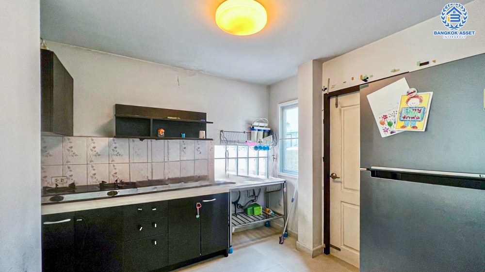 บ้านแฝดมือสอง โครงการ ศุภาลัยวิลล์ วงแหวน-ปิ่นเกล้า หลังมุม เนื้อที่ 37.10 ตร.ว ฟังก์ชัน 3 ห้องนอน 2 ห้องน้ำ 2 ที่จอดรถ มีความเป็นส่วนในตัว  แถมฟรี! เครื่องปรับอากาศ ทำเลเดินทางสะดวก เชื่อมต่อถนนอัจฉริยะพัฒนา ถนนกาญจนาภิเษก ใกล้รถไฟฟ้าสายสีม่วง "สถานีตลาดบางใหญ่" และจุดขึ้นทางด่วน "ศรีรัช"