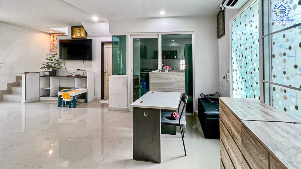 บ้านแฝดมือสอง โครงการ ศุภาลัยวิลล์ วงแหวน-ปิ่นเกล้า หลังมุม เนื้อที่ 37.10 ตร.ว ฟังก์ชัน 3 ห้องนอน 2 ห้องน้ำ 2 ที่จอดรถ มีความเป็นส่วนในตัว  แถมฟรี! เครื่องปรับอากาศ ทำเลเดินทางสะดวก เชื่อมต่อถนนอัจฉริยะพัฒนา ถนนกาญจนาภิเษก ใกล้รถไฟฟ้าสายสีม่วง "สถานีตลาดบางใหญ่" และจุดขึ้นทางด่วน "ศรีรัช"