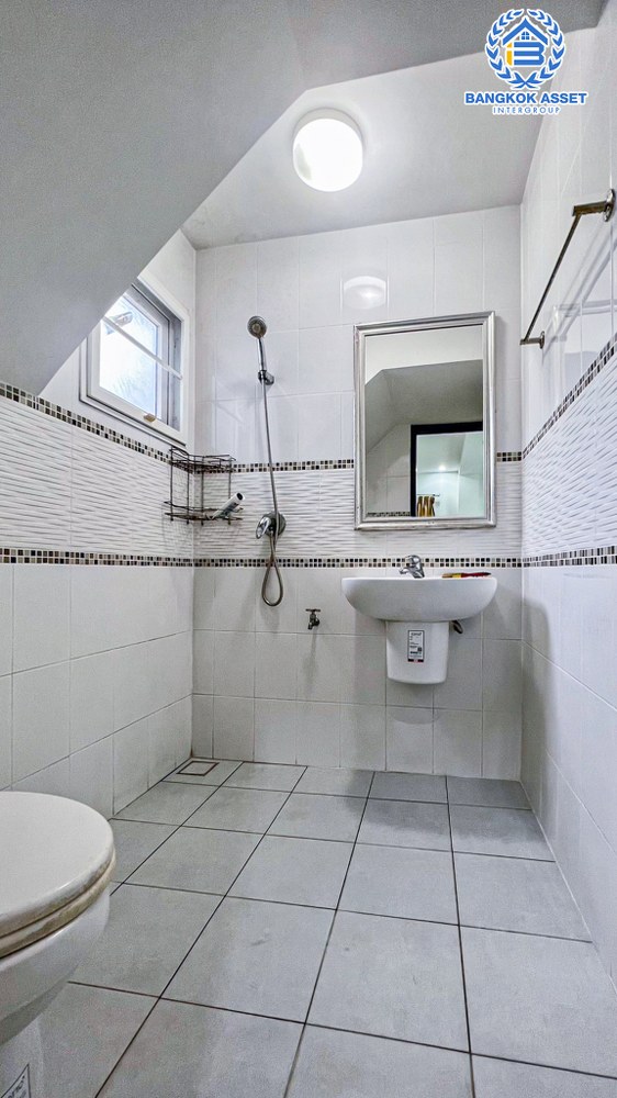 บ้านแฝดมือสอง โครงการ ศุภาลัยวิลล์ วงแหวน-ปิ่นเกล้า หลังมุม เนื้อที่ 37.10 ตร.ว ฟังก์ชัน 3 ห้องนอน 2 ห้องน้ำ 2 ที่จอดรถ มีความเป็นส่วนในตัว  แถมฟรี! เครื่องปรับอากาศ ทำเลเดินทางสะดวก เชื่อมต่อถนนอัจฉริยะพัฒนา ถนนกาญจนาภิเษก ใกล้รถไฟฟ้าสายสีม่วง "สถานีตลาดบางใหญ่" และจุดขึ้นทางด่วน "ศรีรัช"