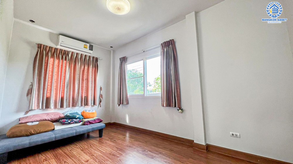 บ้านแฝดมือสอง โครงการ ศุภาลัยวิลล์ วงแหวน-ปิ่นเกล้า หลังมุม เนื้อที่ 37.10 ตร.ว ฟังก์ชัน 3 ห้องนอน 2 ห้องน้ำ 2 ที่จอดรถ มีความเป็นส่วนในตัว  แถมฟรี! เครื่องปรับอากาศ ทำเลเดินทางสะดวก เชื่อมต่อถนนอัจฉริยะพัฒนา ถนนกาญจนาภิเษก ใกล้รถไฟฟ้าสายสีม่วง "สถานีตลาดบางใหญ่" และจุดขึ้นทางด่วน "ศรีรัช"