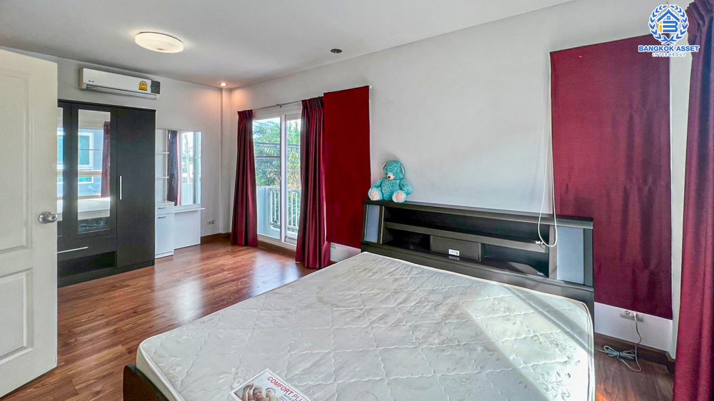 บ้านแฝดมือสอง โครงการ ศุภาลัยวิลล์ วงแหวน-ปิ่นเกล้า หลังมุม เนื้อที่ 37.10 ตร.ว ฟังก์ชัน 3 ห้องนอน 2 ห้องน้ำ 2 ที่จอดรถ มีความเป็นส่วนในตัว  แถมฟรี! เครื่องปรับอากาศ ทำเลเดินทางสะดวก เชื่อมต่อถนนอัจฉริยะพัฒนา ถนนกาญจนาภิเษก ใกล้รถไฟฟ้าสายสีม่วง "สถานีตลาดบางใหญ่" และจุดขึ้นทางด่วน "ศรีรัช"