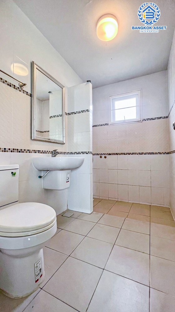 บ้านแฝดมือสอง โครงการ ศุภาลัยวิลล์ วงแหวน-ปิ่นเกล้า หลังมุม เนื้อที่ 37.10 ตร.ว ฟังก์ชัน 3 ห้องนอน 2 ห้องน้ำ 2 ที่จอดรถ มีความเป็นส่วนในตัว  แถมฟรี! เครื่องปรับอากาศ ทำเลเดินทางสะดวก เชื่อมต่อถนนอัจฉริยะพัฒนา ถนนกาญจนาภิเษก ใกล้รถไฟฟ้าสายสีม่วง "สถานีตลาดบางใหญ่" และจุดขึ้นทางด่วน "ศรีรัช"