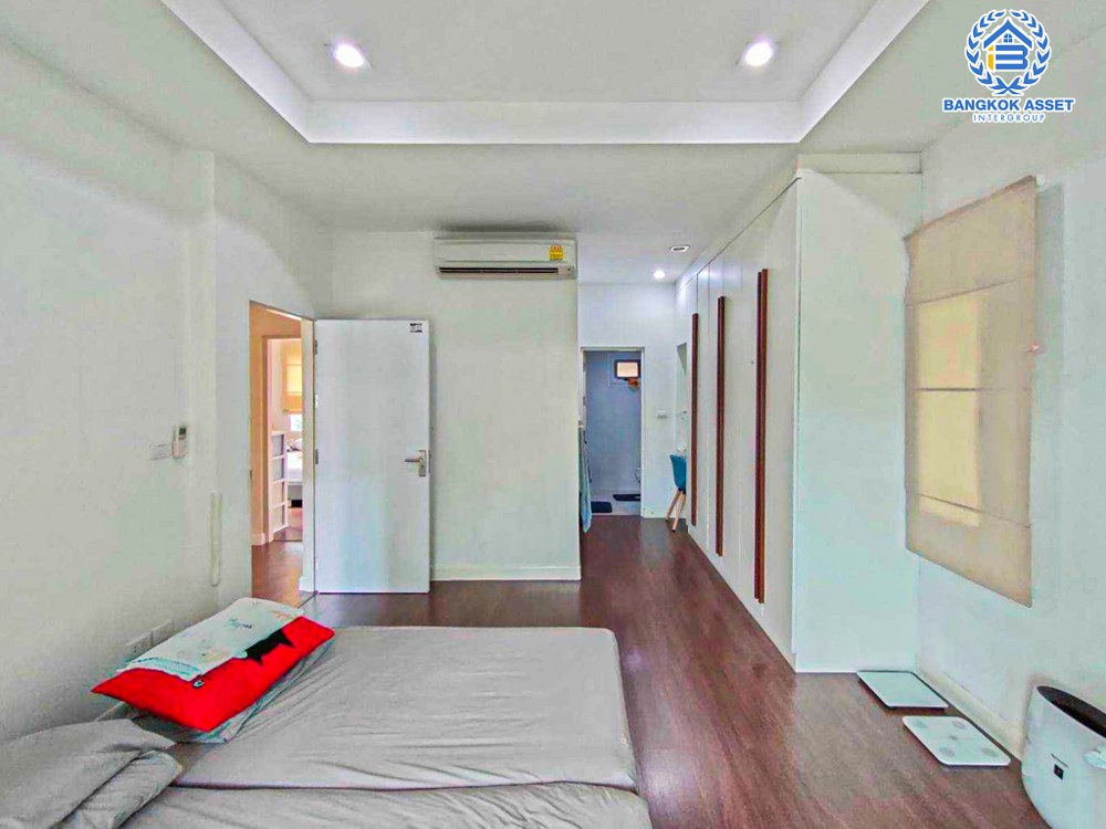 *****บ้านเดี่ยวมือสอง โครงการ บุราสิริ งามวงศ์วาน-ประชาชื่น หลังมุม เนื้อที่ 56.30 ตร.ว. ฟังก์ชัน 3 ห้องนอน 3 ห้องน้ำ 2 ที่จอดรถ ภายในบ้านสภาพใหม่มาก มีความเป็นส่วนตัว พร้อมเข้าอยู่ โครงการตั้งบนบนทำเลเดินทางสะดวก ใกล้รถไฟฟ้าสายสีม่วง "สถานีศูนย์ราชการนนทบุรี" และทางด่วน "งามวงศ์วาน"