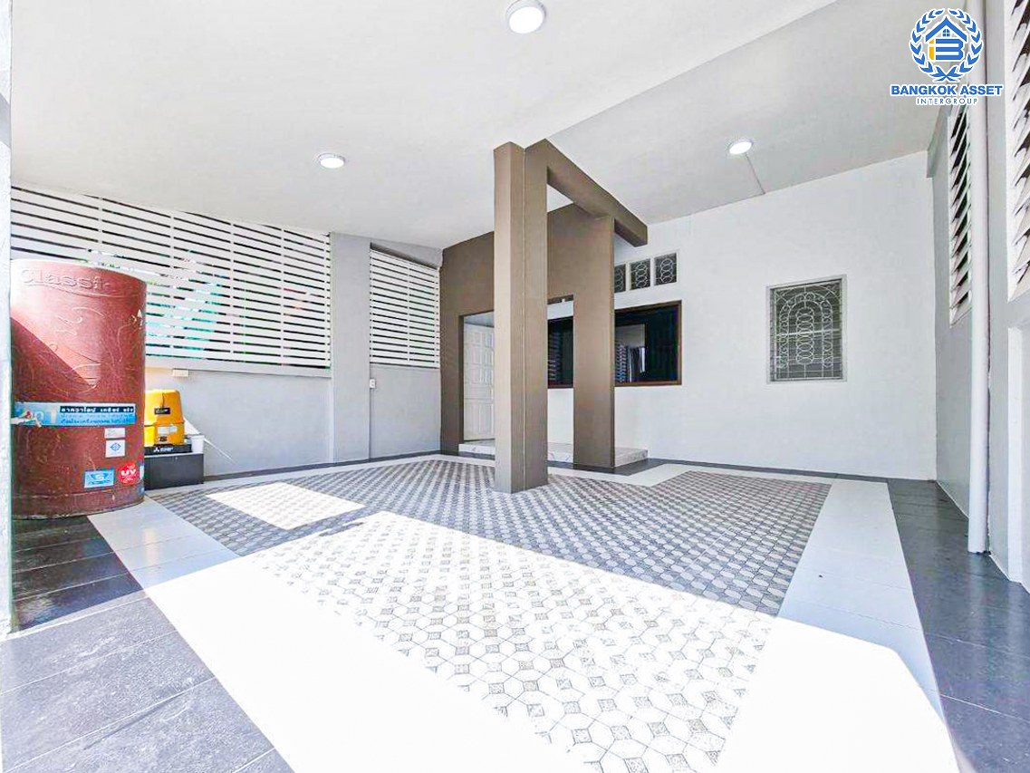 *****ทาวน์เฮ้าส์มือสองปทุมธานี หมู่บ้าน ชมฟ้า วรากูล รังสิต-คลอง2 เนื้อที่กว้างขวาง 27 ตร.ว. ฟังก์ชัน 5 ห้องนอน 2 ห้องน้ำ 1 ที่จอดรถ บ้านรีโนเวทใหม่ บนทำเลเข้าเมือง หรือออกต่างจังหวัดก็สะดวก เชื่อมต่อถนนรังสิต-นครนายก, ถนนลำลูกกา, ถนนรังสิต-องครักษ์