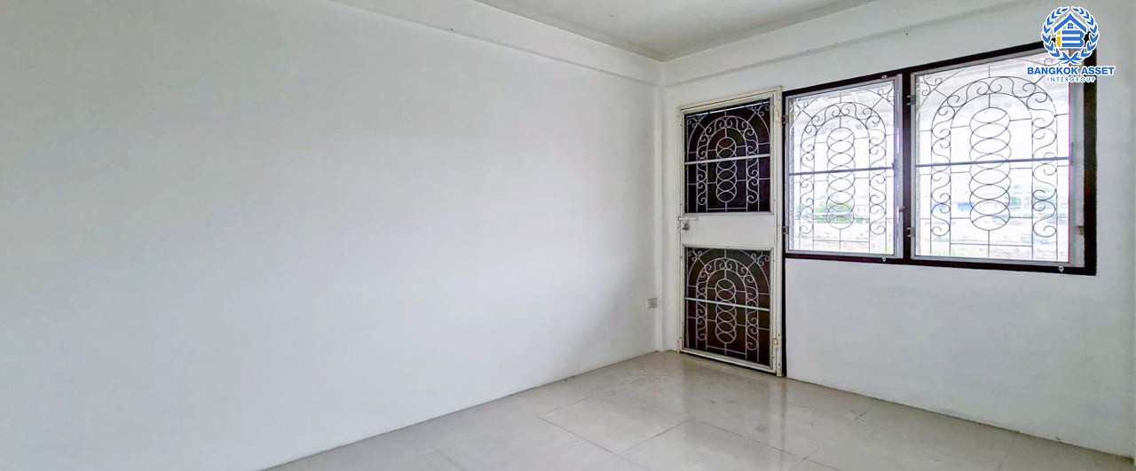 *****ทาวน์เฮ้าส์มือสองปทุมธานี หมู่บ้าน ชมฟ้า วรากูล รังสิต-คลอง2 เนื้อที่กว้างขวาง 27 ตร.ว. ฟังก์ชัน 5 ห้องนอน 2 ห้องน้ำ 1 ที่จอดรถ บ้านรีโนเวทใหม่ บนทำเลเข้าเมือง หรือออกต่างจังหวัดก็สะดวก เชื่อมต่อถนนรังสิต-นครนายก, ถนนลำลูกกา, ถนนรังสิต-องครักษ์