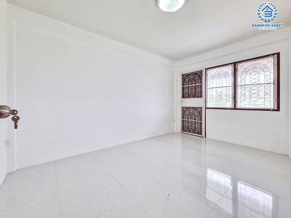 *****ทาวน์เฮ้าส์มือสองปทุมธานี หมู่บ้าน ชมฟ้า วรากูล รังสิต-คลอง2 เนื้อที่กว้างขวาง 27 ตร.ว. ฟังก์ชัน 5 ห้องนอน 2 ห้องน้ำ 1 ที่จอดรถ บ้านรีโนเวทใหม่ บนทำเลเข้าเมือง หรือออกต่างจังหวัดก็สะดวก เชื่อมต่อถนนรังสิต-นครนายก, ถนนลำลูกกา, ถนนรังสิต-องครักษ์