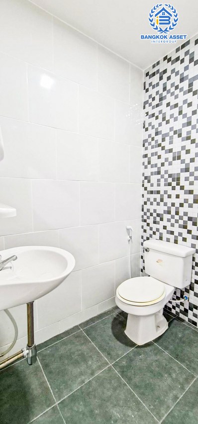 *****ทาวน์เฮ้าส์มือสองปทุมธานี หมู่บ้าน ชมฟ้า วรากูล รังสิต-คลอง2 เนื้อที่กว้างขวาง 27 ตร.ว. ฟังก์ชัน 5 ห้องนอน 2 ห้องน้ำ 1 ที่จอดรถ บ้านรีโนเวทใหม่ บนทำเลเข้าเมือง หรือออกต่างจังหวัดก็สะดวก เชื่อมต่อถนนรังสิต-นครนายก, ถนนลำลูกกา, ถนนรังสิต-องครักษ์