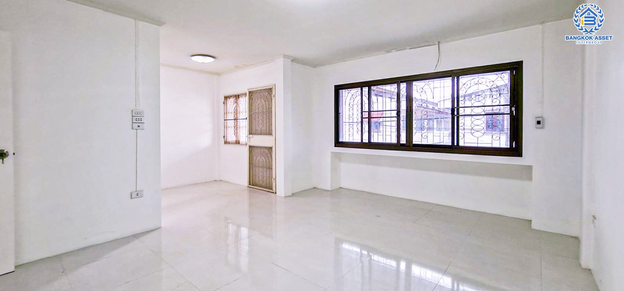 *****ทาวน์เฮ้าส์มือสองปทุมธานี หมู่บ้าน ชมฟ้า วรากูล รังสิต-คลอง2 เนื้อที่กว้างขวาง 27 ตร.ว. ฟังก์ชัน 5 ห้องนอน 2 ห้องน้ำ 1 ที่จอดรถ บ้านรีโนเวทใหม่ บนทำเลเข้าเมือง หรือออกต่างจังหวัดก็สะดวก เชื่อมต่อถนนรังสิต-นครนายก, ถนนลำลูกกา, ถนนรังสิต-องครักษ์