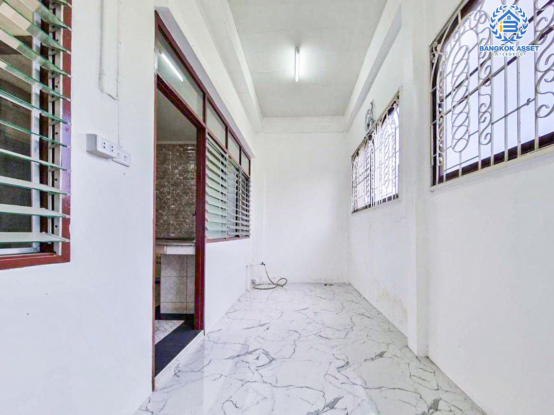 *****ทาวน์เฮ้าส์มือสองปทุมธานี หมู่บ้าน ชมฟ้า วรากูล รังสิต-คลอง2 เนื้อที่กว้างขวาง 27 ตร.ว. ฟังก์ชัน 5 ห้องนอน 2 ห้องน้ำ 1 ที่จอดรถ บ้านรีโนเวทใหม่ บนทำเลเข้าเมือง หรือออกต่างจังหวัดก็สะดวก เชื่อมต่อถนนรังสิต-นครนายก, ถนนลำลูกกา, ถนนรังสิต-องครักษ์