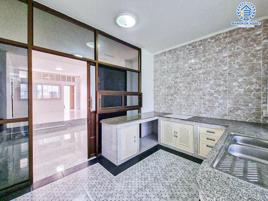 *****ทาวน์เฮ้าส์มือสองปทุมธานี หมู่บ้าน ชมฟ้า วรากูล รังสิต-คลอง2 เนื้อที่กว้างขวาง 27 ตร.ว. ฟังก์ชัน 5 ห้องนอน 2 ห้องน้ำ 1 ที่จอดรถ บ้านรีโนเวทใหม่ บนทำเลเข้าเมือง หรือออกต่างจังหวัดก็สะดวก เชื่อมต่อถนนรังสิต-นครนายก, ถนนลำลูกกา, ถนนรังสิต-องครักษ์