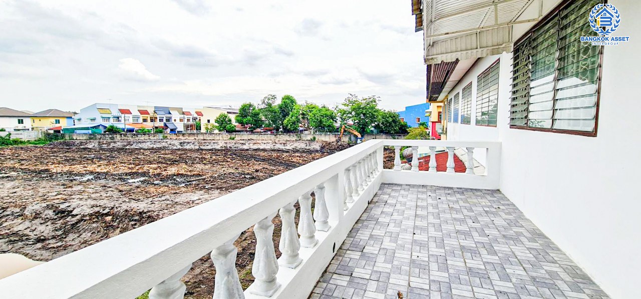 *****ทาวน์เฮ้าส์มือสองปทุมธานี หมู่บ้าน ชมฟ้า วรากูล รังสิต-คลอง2 เนื้อที่กว้างขวาง 27 ตร.ว. ฟังก์ชัน 5 ห้องนอน 2 ห้องน้ำ 1 ที่จอดรถ บ้านรีโนเวทใหม่ บนทำเลเข้าเมือง หรือออกต่างจังหวัดก็สะดวก เชื่อมต่อถนนรังสิต-นครนายก, ถนนลำลูกกา, ถนนรังสิต-องครักษ์