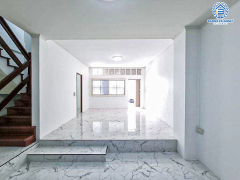 *****ทาวน์เฮ้าส์มือสองปทุมธานี หมู่บ้าน ชมฟ้า วรากูล รังสิต-คลอง2 เนื้อที่กว้างขวาง 27 ตร.ว. ฟังก์ชัน 5 ห้องนอน 2 ห้องน้ำ 1 ที่จอดรถ บ้านรีโนเวทใหม่ บนทำเลเข้าเมือง หรือออกต่างจังหวัดก็สะดวก เชื่อมต่อถนนรังสิต-นครนายก, ถนนลำลูกกา, ถนนรังสิต-องครักษ์