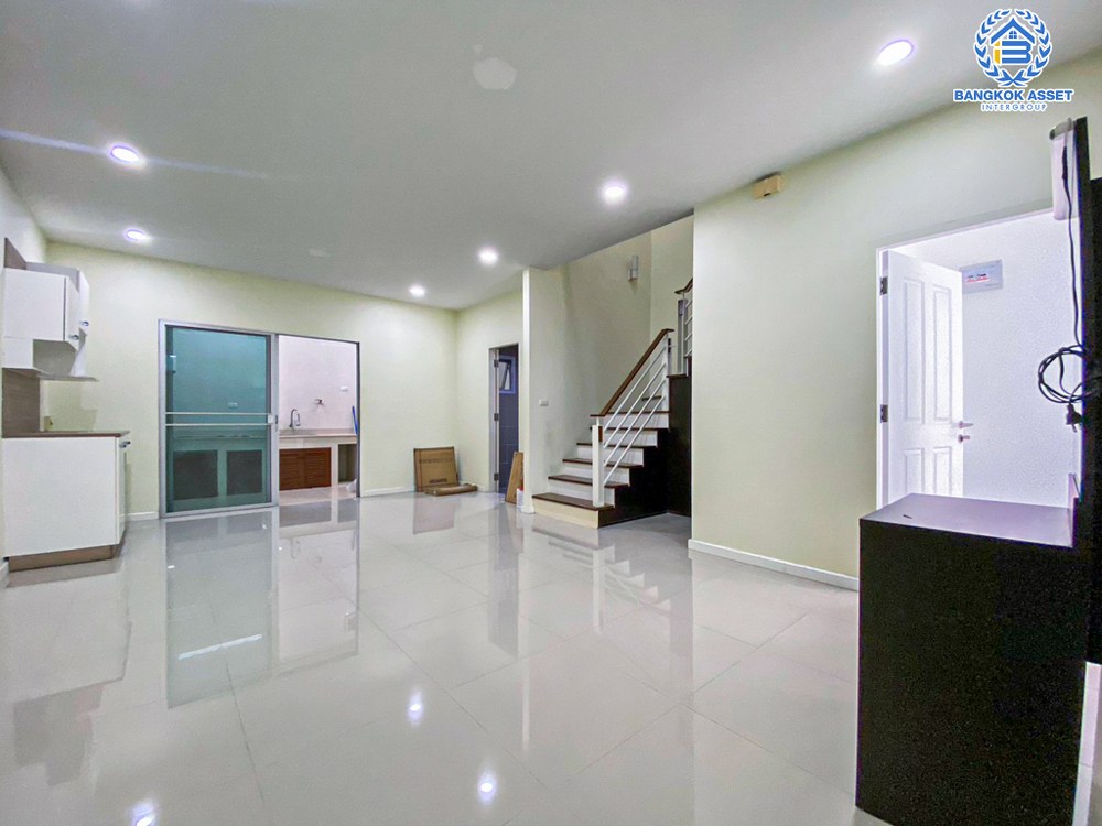 *****ทาวน์เฮ้าส์มือสอง โครงการ ฮาบิทาวน์โฟล์ด ติวานนท์-แจ้งวัฒนะ เนื้อที่ 30.20 ตร.ว. ฟังก์ชัน 3 ห้องนอน 2 ห้องน้ำ 2 ที่จอดรถ ภายในสภาพใหม่มาก พร้อมเข้าอยู่โครงการตั้งบนทำเลเดินทางสะดวก เชื่อมต่อถนนติวานนท์ ถนนแจ้งวัฒนะ และจุดขึ้นทางด่วน "ศรีรัช" จองเลย