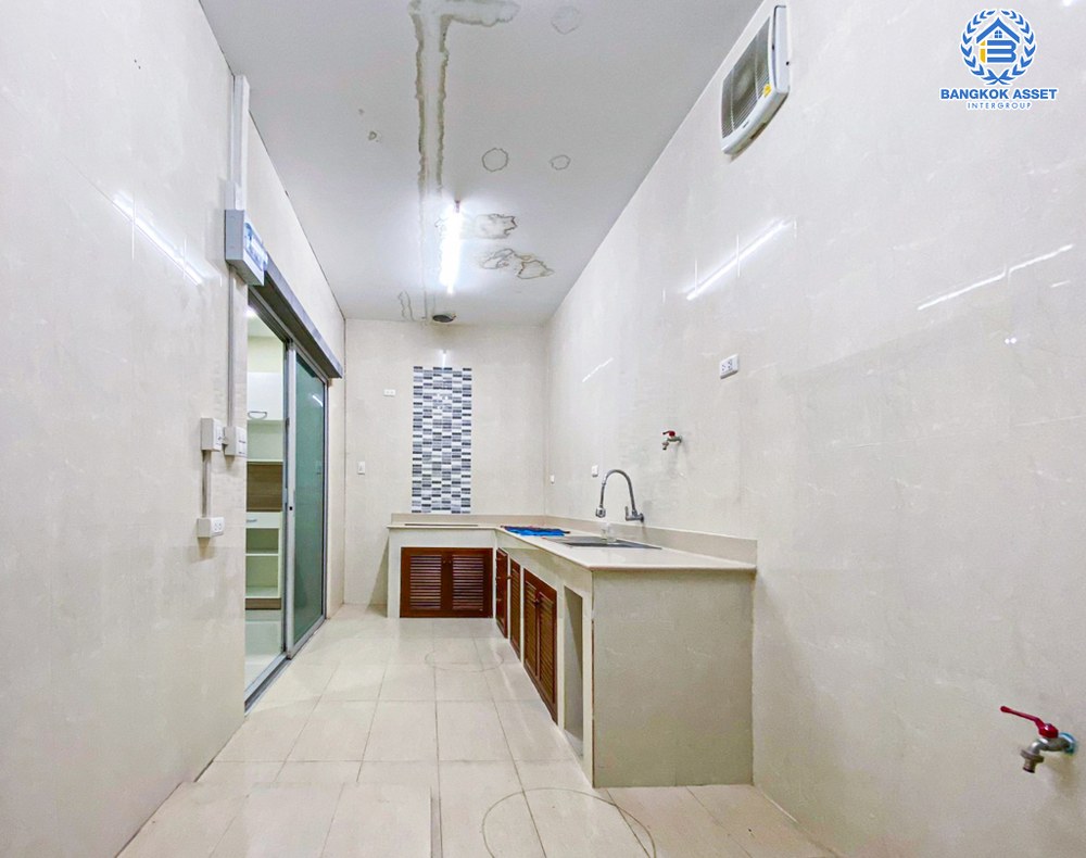 *****ทาวน์เฮ้าส์มือสอง โครงการ ฮาบิทาวน์โฟล์ด ติวานนท์-แจ้งวัฒนะ เนื้อที่ 30.20 ตร.ว. ฟังก์ชัน 3 ห้องนอน 2 ห้องน้ำ 2 ที่จอดรถ ภายในสภาพใหม่มาก พร้อมเข้าอยู่โครงการตั้งบนทำเลเดินทางสะดวก เชื่อมต่อถนนติวานนท์ ถนนแจ้งวัฒนะ และจุดขึ้นทางด่วน "ศรีรัช" จองเลย