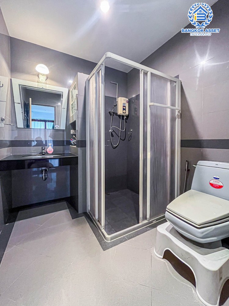 *****ทาวน์โฮมมือสอง 3 ชั้น จากแบรนด์ AP โครงการ บ้านกลางเมือง ลาดพร้าว71 พร้อมฟังก์ชัน 3 ห้องนอน 4 ห้องน้ำ ภายในสภาพดีมาก บนทำเลที่ดีเดินทางในเมืองสะดวกสบาย เชื่อมต่อถนนลาดพร้าว ถนนโชคชัย4 ถนนลาดพร้าว ถนนนาคนิวาส ใกล้จุดขึ้นทางด่วน "รามอินทรา-อาจณรงค์"