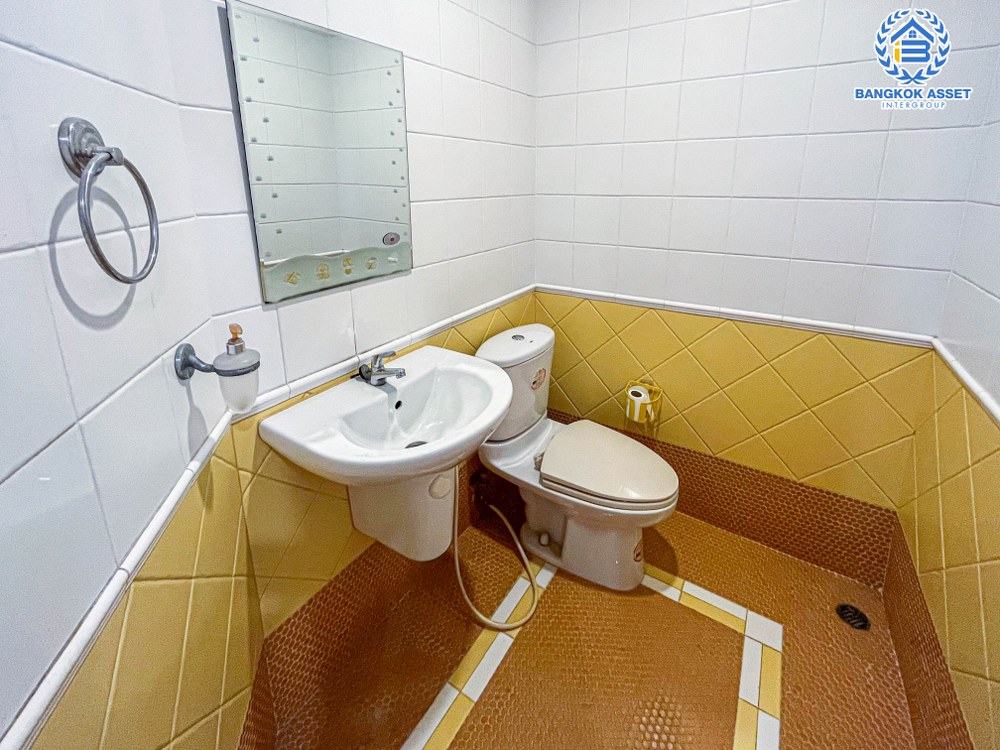 *****ทาวน์โฮมมือสอง 3 ชั้น จากแบรนด์ AP โครงการ บ้านกลางเมือง ลาดพร้าว71 พร้อมฟังก์ชัน 3 ห้องนอน 4 ห้องน้ำ ภายในสภาพดีมาก บนทำเลที่ดีเดินทางในเมืองสะดวกสบาย เชื่อมต่อถนนลาดพร้าว ถนนโชคชัย4 ถนนลาดพร้าว ถนนนาคนิวาส ใกล้จุดขึ้นทางด่วน "รามอินทรา-อาจณรงค์"