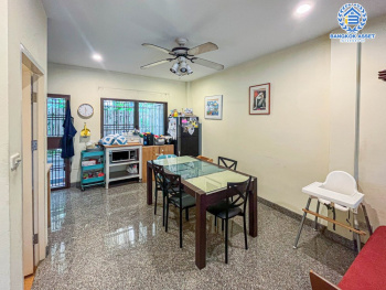 *****ทาวน์โฮมมือสอง 3 ชั้น จากแบรนด์ AP โครงการ บ้านกลางเมือง ลาดพร้าว71 พร้อมฟังก์ชัน 3 ห้องนอน 4 ห้องน้ำ ภายในสภาพดีมาก บนทำเลที่ดีเดินทางในเมืองสะดวกสบาย เชื่อมต่อถนนลาดพร้าว ถนนโชคชัย4 ถนนลาดพร้าว ถนนนาคนิวาส ใกล้จุดขึ้นทางด่วน "รามอินทรา-อาจณรงค์"