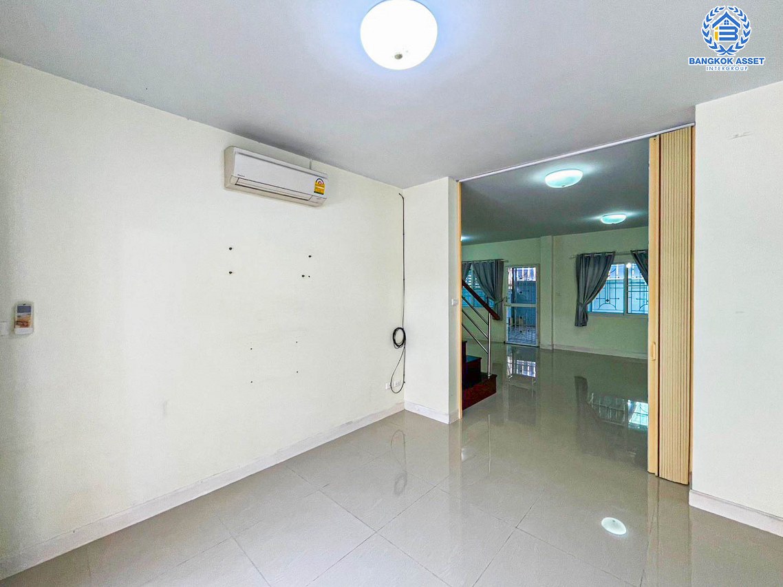 ทาวน์เฮ้าส์มือสองนนทุบรี หมู่บ้าน หงส์ประยูร3 บางกรวย-ไทรน้อย เนื้อที่กว้างถึง 25.6 ตร.ว. ฟังก์ชัน 3 ห้องนอน 2 ห้องน้ำ 1 ที่จอดรถ บ้านหลังใหญ่ สภาพดี พร้อมอยู่ พื้นที่กว้าง บนทำเลเดินทางสะดวก ใกล้รถไฟฟ้าสายสีม่วง "สถานีบางพลู" เพียง 15 นาทีเท่านั้น!!