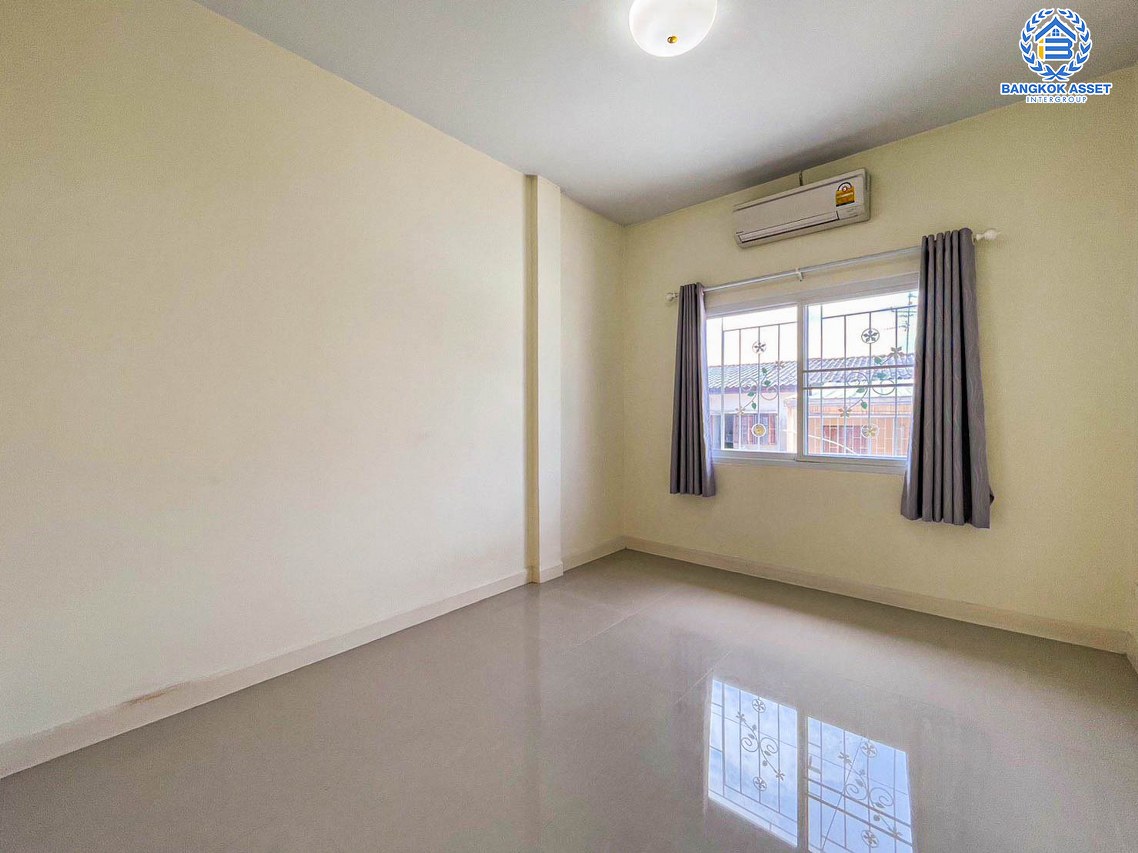 ทาวน์เฮ้าส์มือสองนนทุบรี หมู่บ้าน หงส์ประยูร3 บางกรวย-ไทรน้อย เนื้อที่กว้างถึง 25.6 ตร.ว. ฟังก์ชัน 3 ห้องนอน 2 ห้องน้ำ 1 ที่จอดรถ บ้านหลังใหญ่ สภาพดี พร้อมอยู่ พื้นที่กว้าง บนทำเลเดินทางสะดวก ใกล้รถไฟฟ้าสายสีม่วง "สถานีบางพลู" เพียง 15 นาทีเท่านั้น!!