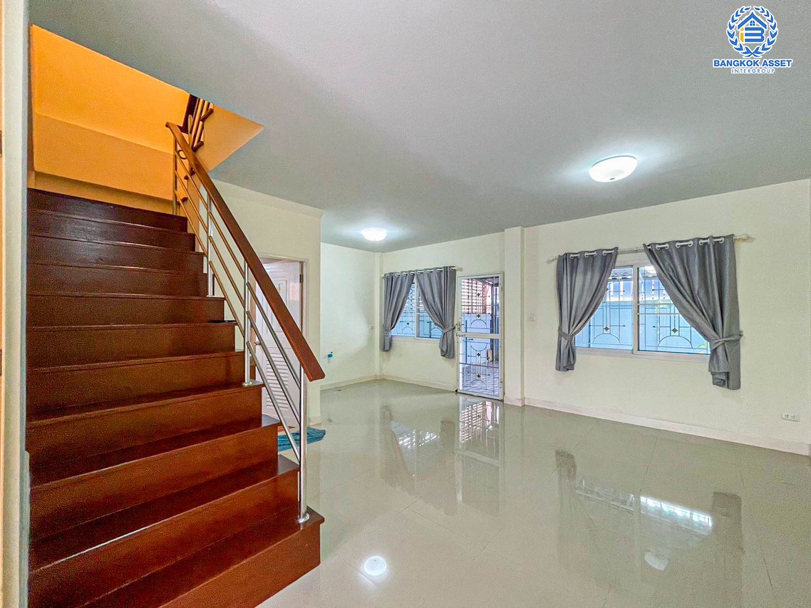 ทาวน์เฮ้าส์มือสองนนทุบรี หมู่บ้าน หงส์ประยูร3 บางกรวย-ไทรน้อย เนื้อที่กว้างถึง 25.6 ตร.ว. ฟังก์ชัน 3 ห้องนอน 2 ห้องน้ำ 1 ที่จอดรถ บ้านหลังใหญ่ สภาพดี พร้อมอยู่ พื้นที่กว้าง บนทำเลเดินทางสะดวก ใกล้รถไฟฟ้าสายสีม่วง "สถานีบางพลู" เพียง 15 นาทีเท่านั้น!!