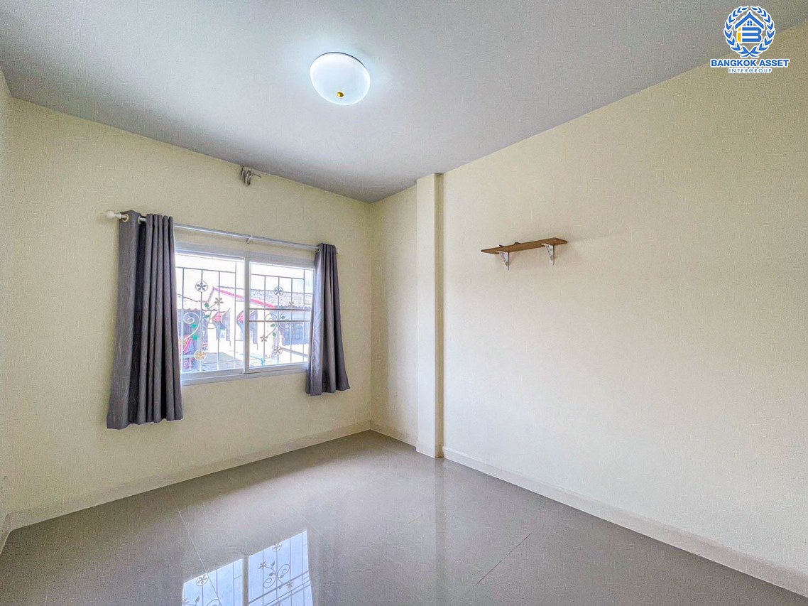 ทาวน์เฮ้าส์มือสองนนทุบรี หมู่บ้าน หงส์ประยูร3 บางกรวย-ไทรน้อย เนื้อที่กว้างถึง 25.6 ตร.ว. ฟังก์ชัน 3 ห้องนอน 2 ห้องน้ำ 1 ที่จอดรถ บ้านหลังใหญ่ สภาพดี พร้อมอยู่ พื้นที่กว้าง บนทำเลเดินทางสะดวก ใกล้รถไฟฟ้าสายสีม่วง "สถานีบางพลู" เพียง 15 นาทีเท่านั้น!!