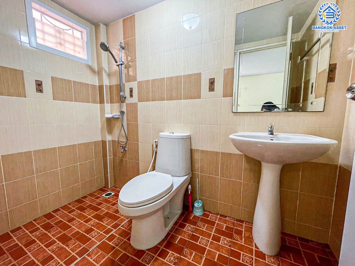 ทาวน์เฮ้าส์มือสองนนทุบรี หมู่บ้าน หงส์ประยูร3 บางกรวย-ไทรน้อย เนื้อที่กว้างถึง 25.6 ตร.ว. ฟังก์ชัน 3 ห้องนอน 2 ห้องน้ำ 1 ที่จอดรถ บ้านหลังใหญ่ สภาพดี พร้อมอยู่ พื้นที่กว้าง บนทำเลเดินทางสะดวก ใกล้รถไฟฟ้าสายสีม่วง "สถานีบางพลู" เพียง 15 นาทีเท่านั้น!!