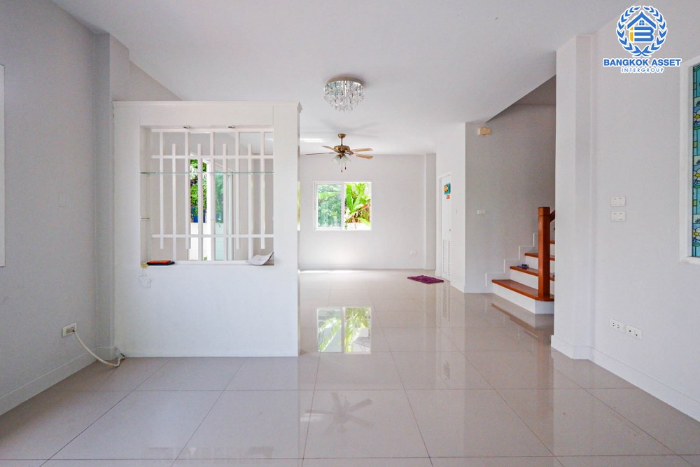 *****บ้านเดี่ยวมือสอง โครงการ เดอะลิฟวิ่ง1 บ้านกล้วย-ไทรน้อย เนื้อที่ 50 ตร.ว. ฟังก์ชัน 3 ห้องนอน 3 ห้องน้ำ 1 ที่จอดรถ สภาพเหมือนใหม่ บนทำเลเดินทางสะดวก เชื่อมต่อถนนกาญจนาภิเษก ถนนบ้านกล้วย-ไทรน้อย ซอยวัดลาดปลาดุก ใกล้รถไฟฟ้าสายม่วง "สถานีคลองบางไผ่" และจุดขึ้นทางด่วน "ศรีรัช"