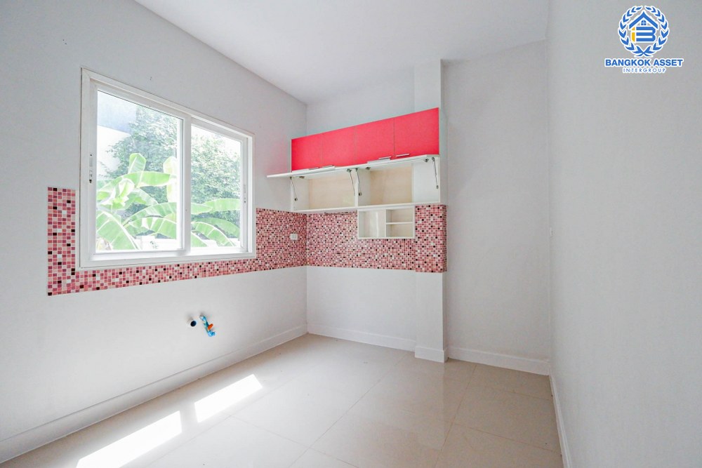 *****บ้านเดี่ยวมือสอง โครงการ เดอะลิฟวิ่ง1 บ้านกล้วย-ไทรน้อย เนื้อที่ 50 ตร.ว. ฟังก์ชัน 3 ห้องนอน 3 ห้องน้ำ 1 ที่จอดรถ สภาพเหมือนใหม่ บนทำเลเดินทางสะดวก เชื่อมต่อถนนกาญจนาภิเษก ถนนบ้านกล้วย-ไทรน้อย ซอยวัดลาดปลาดุก ใกล้รถไฟฟ้าสายม่วง "สถานีคลองบางไผ่" และจุดขึ้นทางด่วน "ศรีรัช"