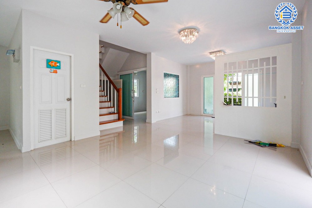 *****บ้านเดี่ยวมือสอง โครงการ เดอะลิฟวิ่ง1 บ้านกล้วย-ไทรน้อย เนื้อที่ 50 ตร.ว. ฟังก์ชัน 3 ห้องนอน 3 ห้องน้ำ 1 ที่จอดรถ สภาพเหมือนใหม่ บนทำเลเดินทางสะดวก เชื่อมต่อถนนกาญจนาภิเษก ถนนบ้านกล้วย-ไทรน้อย ซอยวัดลาดปลาดุก ใกล้รถไฟฟ้าสายม่วง "สถานีคลองบางไผ่" และจุดขึ้นทางด่วน "ศรีรัช"