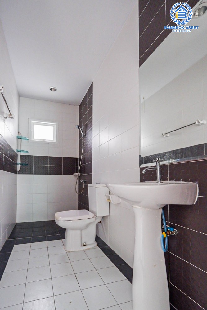 *****บ้านเดี่ยวมือสอง โครงการ เดอะลิฟวิ่ง1 บ้านกล้วย-ไทรน้อย เนื้อที่ 50 ตร.ว. ฟังก์ชัน 3 ห้องนอน 3 ห้องน้ำ 1 ที่จอดรถ สภาพเหมือนใหม่ บนทำเลเดินทางสะดวก เชื่อมต่อถนนกาญจนาภิเษก ถนนบ้านกล้วย-ไทรน้อย ซอยวัดลาดปลาดุก ใกล้รถไฟฟ้าสายม่วง "สถานีคลองบางไผ่" และจุดขึ้นทางด่วน "ศรีรัช"