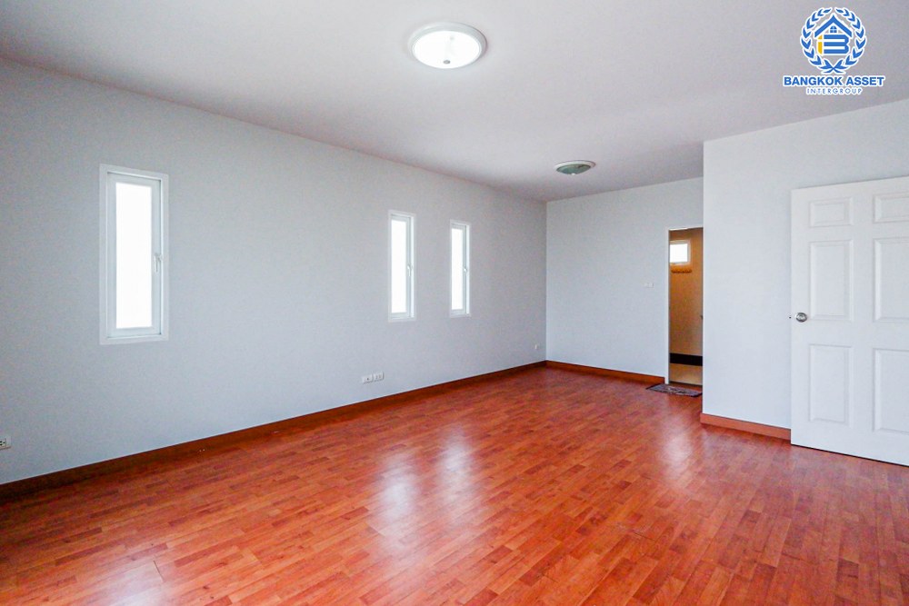 *****บ้านเดี่ยวมือสอง โครงการ เดอะลิฟวิ่ง1 บ้านกล้วย-ไทรน้อย เนื้อที่ 50 ตร.ว. ฟังก์ชัน 3 ห้องนอน 3 ห้องน้ำ 1 ที่จอดรถ สภาพเหมือนใหม่ บนทำเลเดินทางสะดวก เชื่อมต่อถนนกาญจนาภิเษก ถนนบ้านกล้วย-ไทรน้อย ซอยวัดลาดปลาดุก ใกล้รถไฟฟ้าสายม่วง "สถานีคลองบางไผ่" และจุดขึ้นทางด่วน "ศรีรัช"